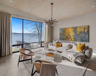 Lakeview House By Leavetown Vacations - Lakefield - Living room