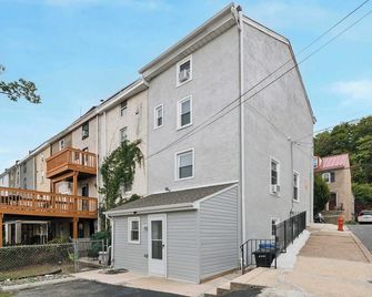Corner Rowhome with Parking Sleeps 8 - Bala Cynwyd - Building