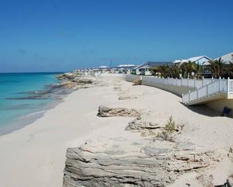 \'Luna Beach\' Studio Villa - Bailey Town - Plaża