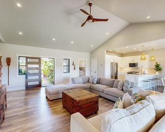 Mountain view home with outdoor shower & lots of light - close to beach - Waikoloa Village - Living room