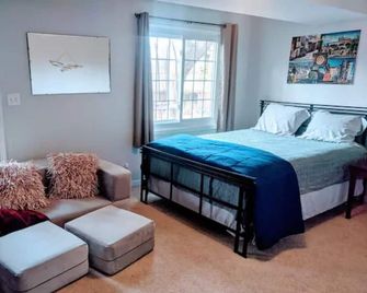Modern & Private 15 min to Downtown Lincoln Pet Friendly - Lincoln - Bedroom