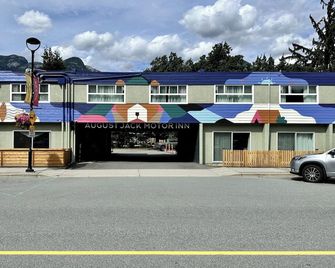 August Jack Motor Inn - Squamish - Bygning