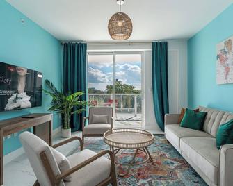 Stylish 1-Bedroom Apartment with Pool, Gym, Free Parking, Rooftop and Balcony - 5 Min to Hollywood Beach! - 10 Min to FLL Airport - Hollywood - Living room
