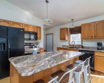 Riverside Retreat - Greenway Escape with 4 bedrooms and 2 bathrooms - East Grand Forks - Kitchen