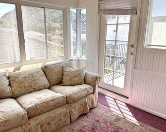 Charming Historic Lompoc Home. Central Coast Wine Country, Pet Friendly - Lompoc - Living room