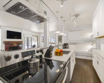 Rmr: Hawthorne 214 Condo In The Aspenswilsonwy - Wilson - Kitchen