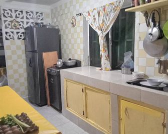 Room in Guest Room - Green Sea Inn San Luis Harmony Hall Hill - San Andrés - Küche