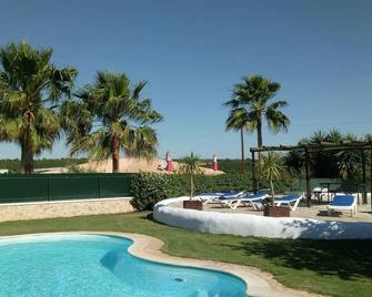 Rural farm away from the hustle and bustle and close to everything with AC. . - Algoz - Piscina