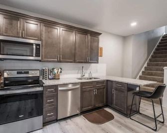 2br Urban Oasis: Downtown Bliss - Troy - Küche