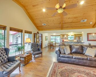 Dog-Friendly Wills Point Home with Grill on 10 Acres - Canton - Obývací pokoj