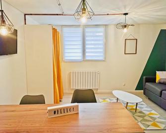 Comfortable studio on the ground floor with parking - Vals-les-Bains - Salle à manger
