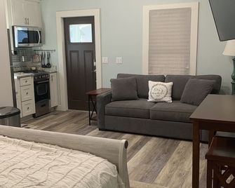 River Guest Cottage. Bring Your Boat - Crescent City - Living room