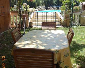 Rental Of An Apartment In A Provencal Farmhouse In Pontet With Swimming Pool - Le Pontet - Binnenhof