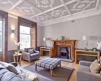 Destiny Scotland - Distillers House - Edinburgh - Living room