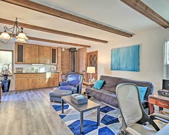 Quaint La Mesa Home with Beautiful Sunsets! - La Mesa - Living room