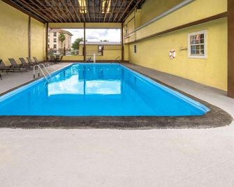 Quality Inn Waycross - Waycross - Pool