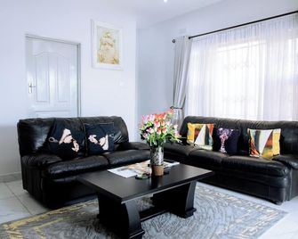 Luxury 2 Bed Self Catering Apartment in Masvingo - Masvingo - Sala de estar