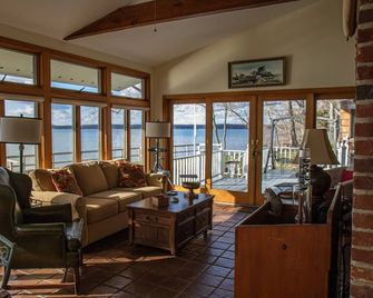Nancys Touch, A Waterfront Paradise - North East - Huiskamer
