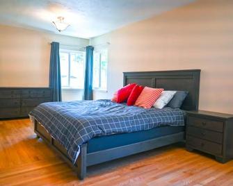 Family Fun in Fullerton - Fullerton - Bedroom