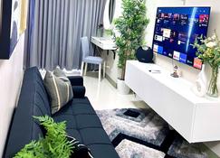 New & Modern Cozy 1br W/ Balcony@bgc, Wifi 300mbps - Manila - Living room