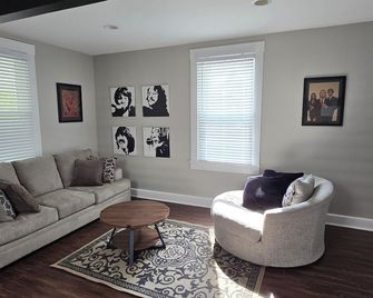 Charming cottage, 3Qn w/ WiFi, Parking, AC walkable to Clftn Nrthsd near dwntwn - Cincinnati - Living room