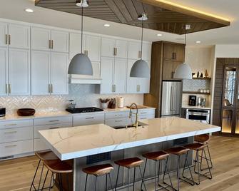 New Listing Brand New, Luxury, Beachfront Dream Home - Montague - Cocina