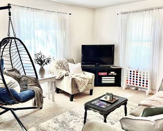 Relax • Rewind • Reconnect - Thief River Falls - Sala de estar