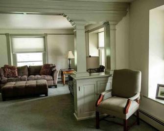 Escape to Center Valley's 3-bedroom vacation home, 13 min to Dorney Park - Bethlehem - Sala de estar