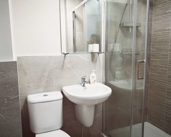 Homely Serviced Apartments - Figtree - Sheffield - Bathroom