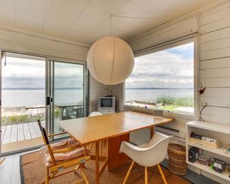 Historic Shore Cottage - Bainbridge Island - Dining room
