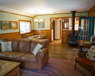 Charming Log Cabin for Peaceful Mountain Getaway! - Black Hawk - Living room