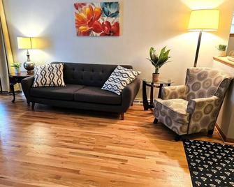 Spacious and Lovely Home near Chicago O'Hare Airport - Franklin Park - Living room