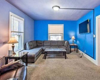 Lock Haven Home w/ Fire Pit & BBQ with game room & Deck 3 min Walk to Main St - Lock Haven - Sala de estar