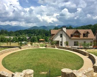 Black Mountain Babbling Brook Bungalow - Black Mountain - Building