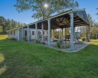 Enchanting cottage in charming Wausaukee with miles of walking trails - Wausaukee