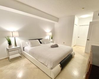 The Sarah Lucy Beach Condo! 2br/2ba - Sunny Isles Beach - Slaapkamer