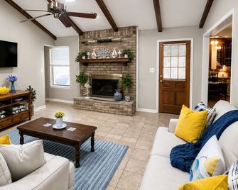 Country Comfort - Spacious Brownwood Home - Early - Living room