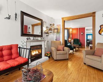 Parking Pet Friendly 3bd 2.5ba Charming Home In Heart Of Jim Thorpe! - Jim Thorpe - Living room