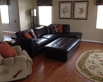 Cottage At Brianza Gardens And Winery - Crittenden - Living room