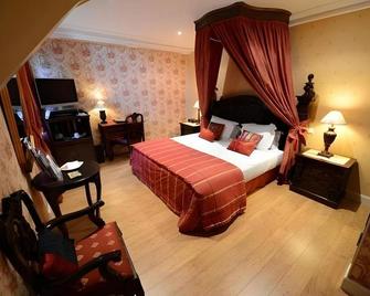 Chateau Du Boisniard - Chambretaud - Bedroom