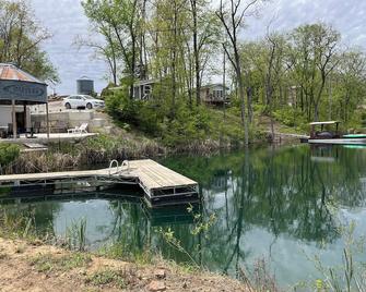 Private Waterfront Cabins - Knoxville