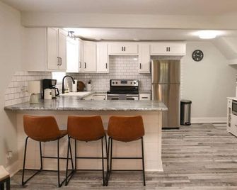 Riverside Retreat with Hot Tub - Strasburg - Kitchen