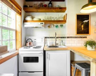 Fern Gully, Coastal Bohemian Loft At Bea - Ucluelet - Cuisine