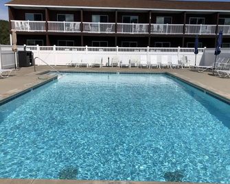 Nader's Motel & Suites - Ludington - Piscina