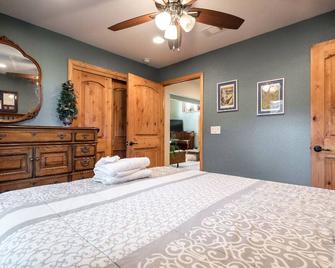 A Touch Of Tx Hill Country-Soco Austin, Big 5br, Swimspa-Seats 10, Sauna, 7 Beds - Austin - Chambre