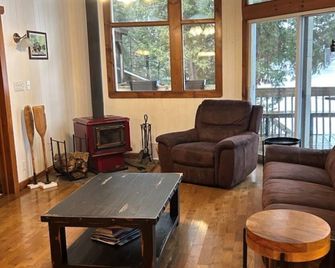Cozy Getaway on Three Mile Lake - Windermere - Living room