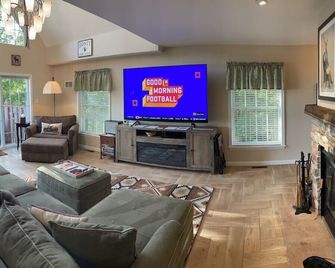 The Masthope View House--Chalet Overlooking Delaware River with Fab Game Room! - Lackawaxen - Salon
