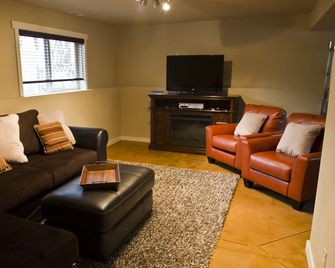 The 8th Street Retreat Looks Booked It May Not Be Call Us - Carbondale - Soggiorno