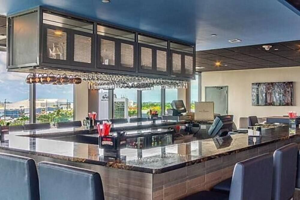 Pleasant Stay, Convenient Location! Onsite Pool, Walk to Miami Jai Alai & Casino - Miami Springs - Bar