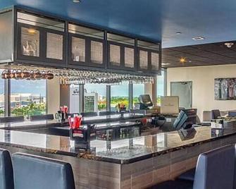 Pleasant Stay, Convenient Location! Onsite Pool, Walk to Miami Jai Alai & Casino - Miami Springs - Bar